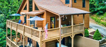 Spacious Murphy Chalet w/ Hot Tub: Mtn Views!