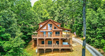 Spacious Murphy Chalet w/ Hot Tub: Mtn Views!