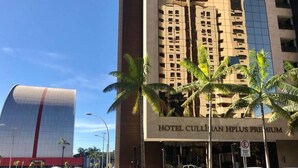 Un edificio de hotel con un letrero que dice "HOTEL CULLIHAN HPLUS PREMIUM".