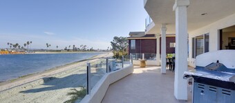 Beachfront San Diego Condo w/ Patio on the Bay!