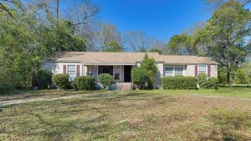 House (4 Bedrooms) | Exterior