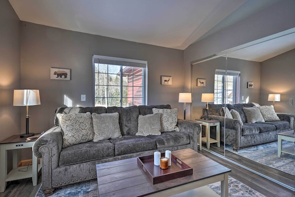 Interior - Hot Tub, Deck & Grill: Mtn-view Divide Cabin (Divide)