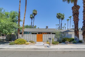 Interior - Funky Palm Springs Paradise Near Golf Courses (Palm Springs)