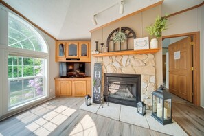 Interior - Secluded Ohio Getaway on 65 Acres! (Andover)