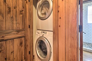 House (6 Bedrooms) | Interior