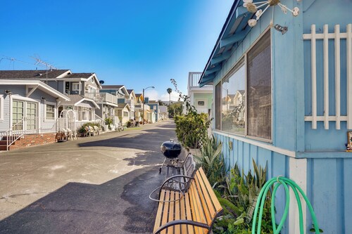 Quaint Avalon Cottage < Half-mi to Beaches!