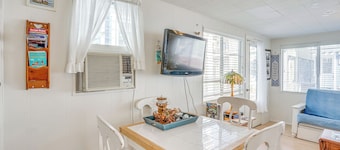 Quaint Avalon Cottage < Half-mi to Beaches!