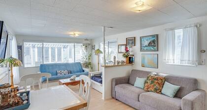 Quaint Avalon Cottage < Half-mi to Beaches!