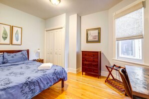 4 bilik tidur, seterika/papan seterika, katil bayi/kot (percuma) 