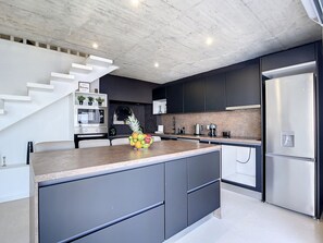 Kühlschrank, Mikrowelle, Ofen, Herdplatte