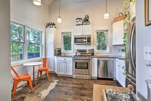 Microwave, oven, stovetop, dishwasher - Newly Built & Secluded Catskill Cottage w/ Views! (Narrowsburg)