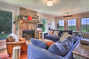 TV, fireplace, books - Newly Built & Secluded Catskill Cottage w/ Views! (Narrowsburg)