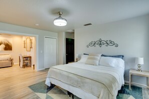 Casa (4 Bedrooms) | 4 camere, una scrivania, postazione laptop, ferro/asse da stiro