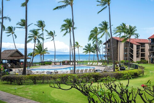 Lahaina Resort Retreat w/ Pool & Ocean Views!