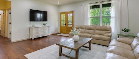 House (3 Bedrooms) | Living area