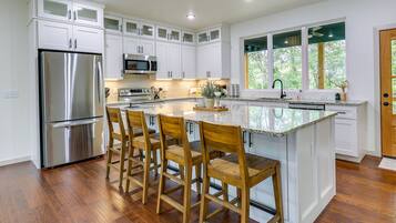 Maison (3 Bedrooms) | Cuisine privée | Four à micro-ondes, un four, surface de cuisson, lave-vaisselle