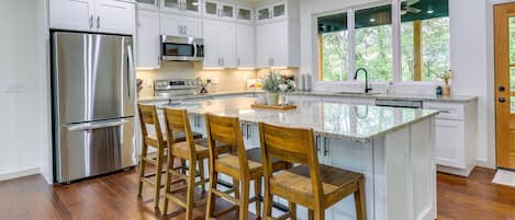 House (3 Bedrooms) | Private kitchen | Microwave, oven, stovetop, dishwasher