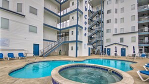 Un hôtel à plusieurs étages doté d’une piscine et d’un jacuzzi.