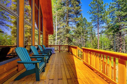 Sunny Forest Cabin w/ Views of Pikes Peak Mtn!