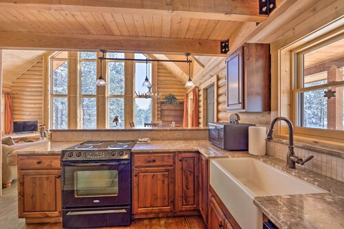 Sunny Forest Cabin w/ Views of Pikes Peak Mtn!