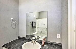 Bathroom - Apartment Near Historic Downtown Enid (Enid)