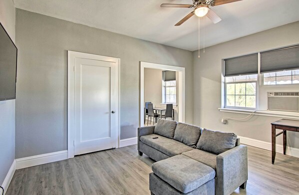 Living area - Apartment Near Historic Downtown Enid (Enid)