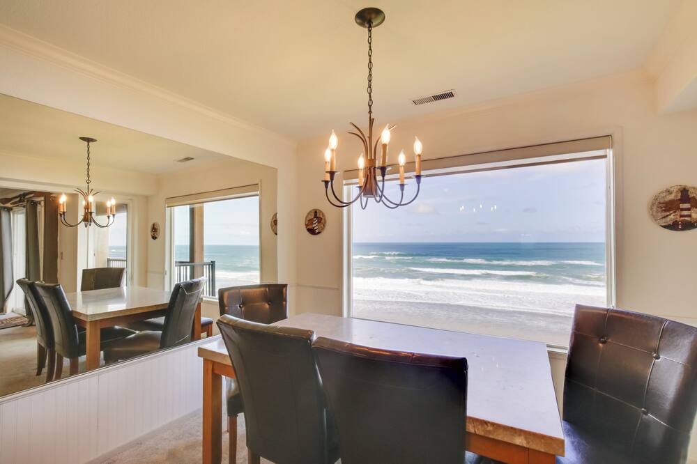 Lincoln City Vacation Rental w/ Pool & Ocean Views - Devils Lake, OR