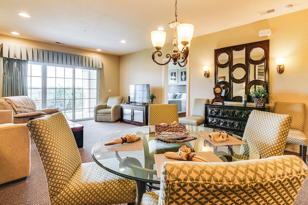 Branson Condo w/ Pool Access & Views, 3 Mi Dtwn! - Forsyth, MO