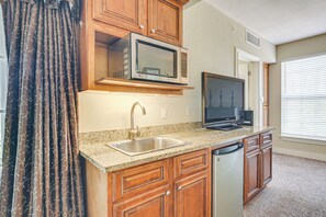 Interior - Branson Condo w/ Pool Access & Views, 3 Mi Dtwn! (Branson)