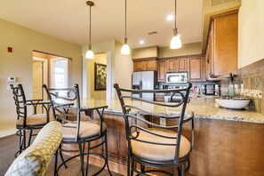 Interior - Branson Condo w/ Pool Access & Views, 3 Mi Dtwn! (Branson)