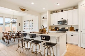 Private kitchen | Fridge, oven, coffee/tea maker, toaster - Blackbird 5 Bedroom Home (Washington)