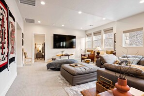 Living area | Smart TV - Blackbird 5 Bedroom Home (Washington)