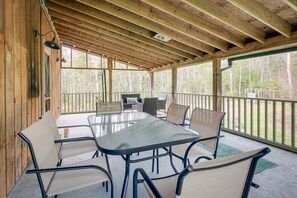 Outdoor dining - New Hampshire Getaway Near Hiking & Biking! (Franconia)