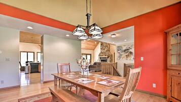 House (6 Bedrooms) | Interior