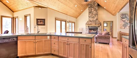 House (6 Bedrooms) | Interior