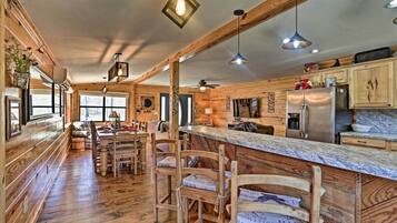 House (5 Bedrooms) | Interior