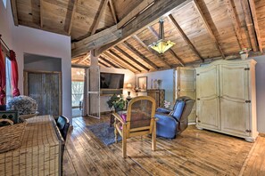 House (2 Bedrooms) | Interior - Rustic Chic Home: 1 Mi to Dtwn Hot Springs! (Hot Springs)