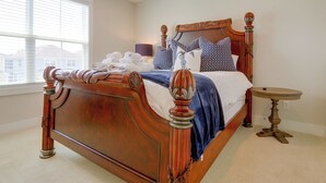 A bedroom with a wooden four-poster bed, a bedside table, and a window with blinds. - 3 Decks & Beach Access: Hilton Head Home (Hilton Head Island)