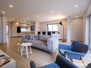 Televisión y chimenea 