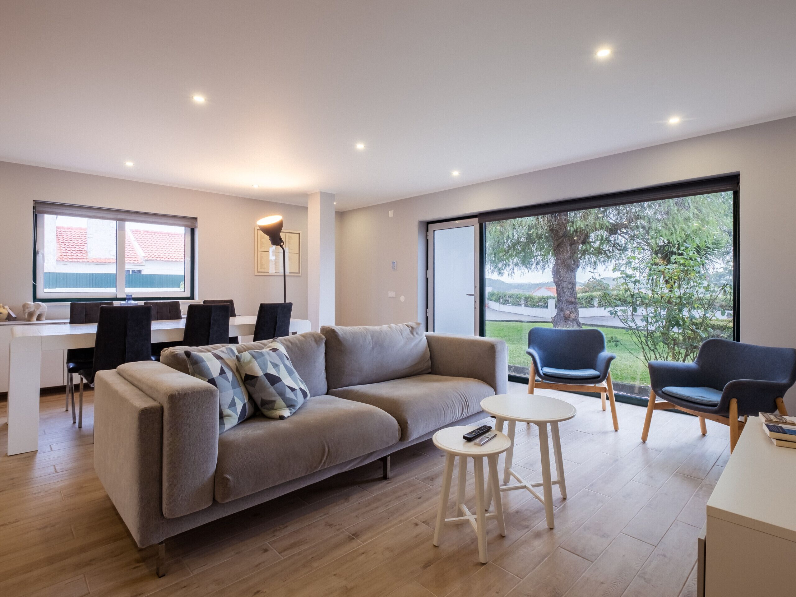 Una televisión, una chimenea