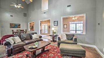 House (6 Bedrooms) | Interior