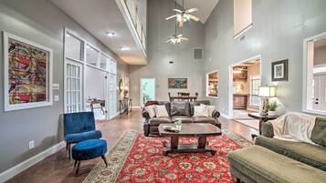 House (6 Bedrooms) | Interior