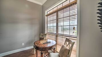 House (6 Bedrooms) | Interior