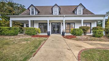 House (6 Bedrooms) | Exterior