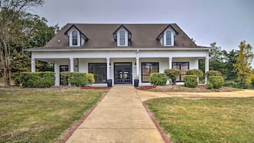 House (6 Bedrooms) | Interior