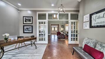 House (6 Bedrooms) | Interior