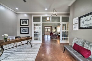 House (6 Bedrooms) | Interior