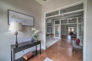 House (6 Bedrooms) | Interior