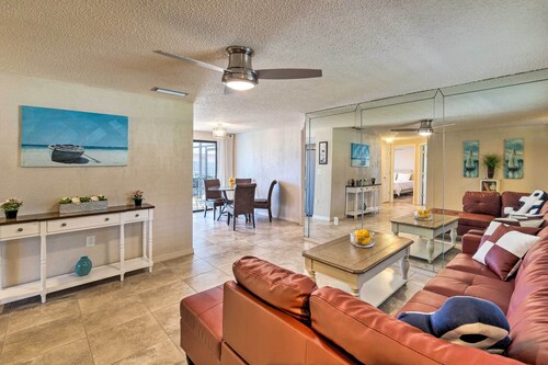 Bright Venice Home w/ Yard < 4 Miles to Beach!