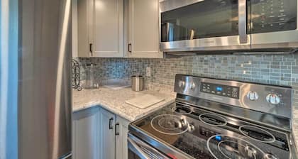 Bright Venice Home w/ Yard < 4 Miles to Beach!